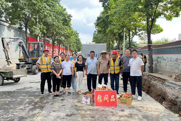 夏日送清涼  關(guān)愛暖人心