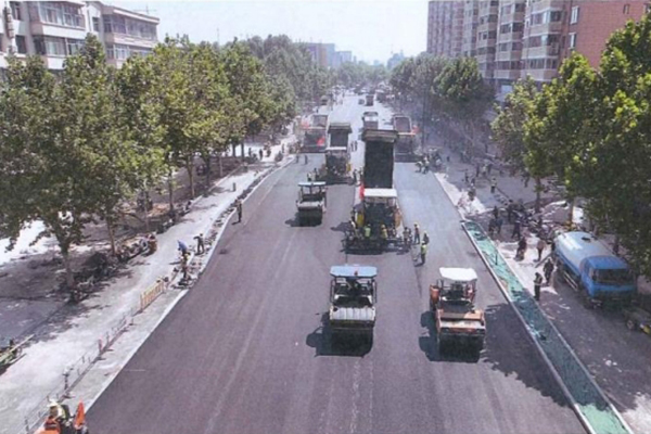 攻堅(jiān)克難比拼干  搶抓機(jī)遇勇爭先 -—解放西路道路改造工程瀝青路面施工完成